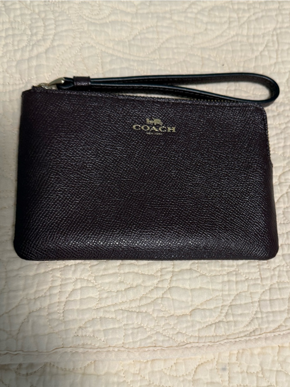 Coach Oxblood cross grain leather Wristlet in Burgendy! Like New